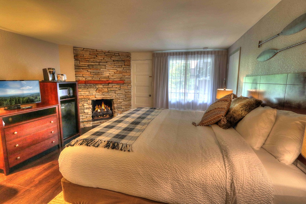 deluxe king fireplace suite inside river egde inn